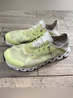 On Cloud Women's Light Green Sneakers